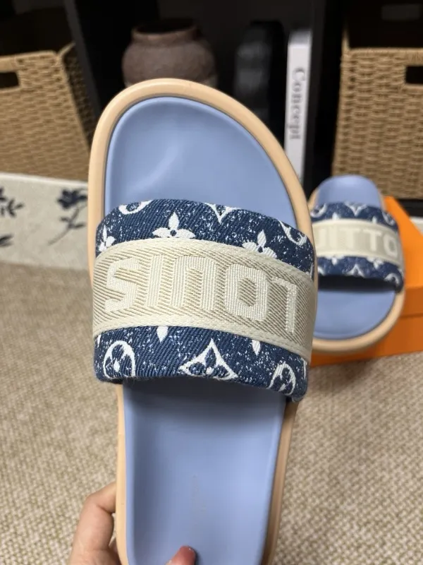 P320💰[New model] Long-term availability, 2025 new model, couple model [LOUlS VUlTTON] comes with drawer box, bag, card, invoice "Louis Vuitton ~ unique modern sandals. 》LV counter purchasing 🏃Men's and women's casual slippers, sold at the same time at the counter, the original old flower material upper is soft and comfortable, (refuses to discolor and rub the feet) sole: original factory special combination original sole, code number: 35--46 4 multiple colors 🉑️ to choose from